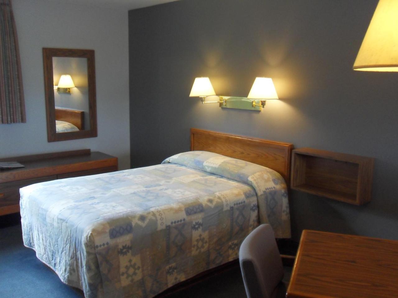 Swan Inn Motel Comstock Park Bagian luar foto
