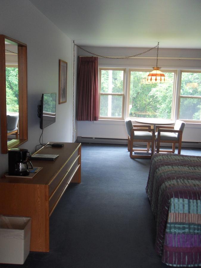 Swan Inn Motel Comstock Park Bagian luar foto