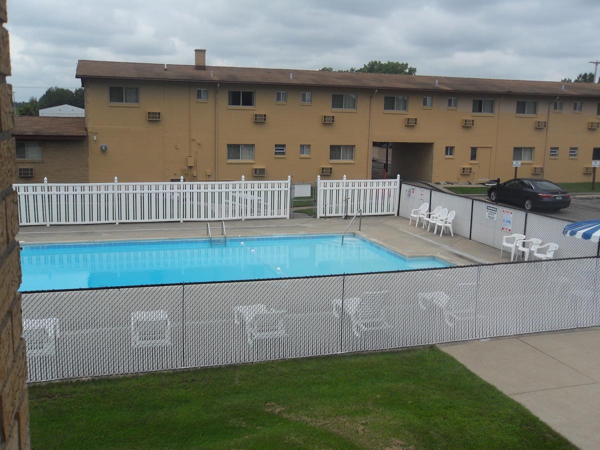 Swan Inn Motel Comstock Park Bagian luar foto